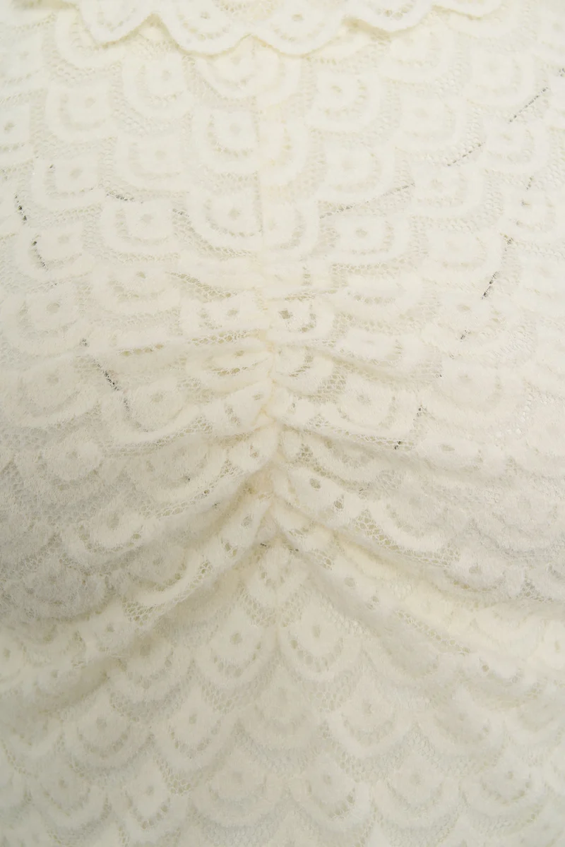 Top in pizzo con dettagli con ruches