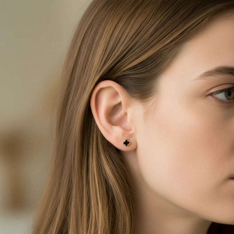 be'joux - Flower stud earrings, black, 4mm